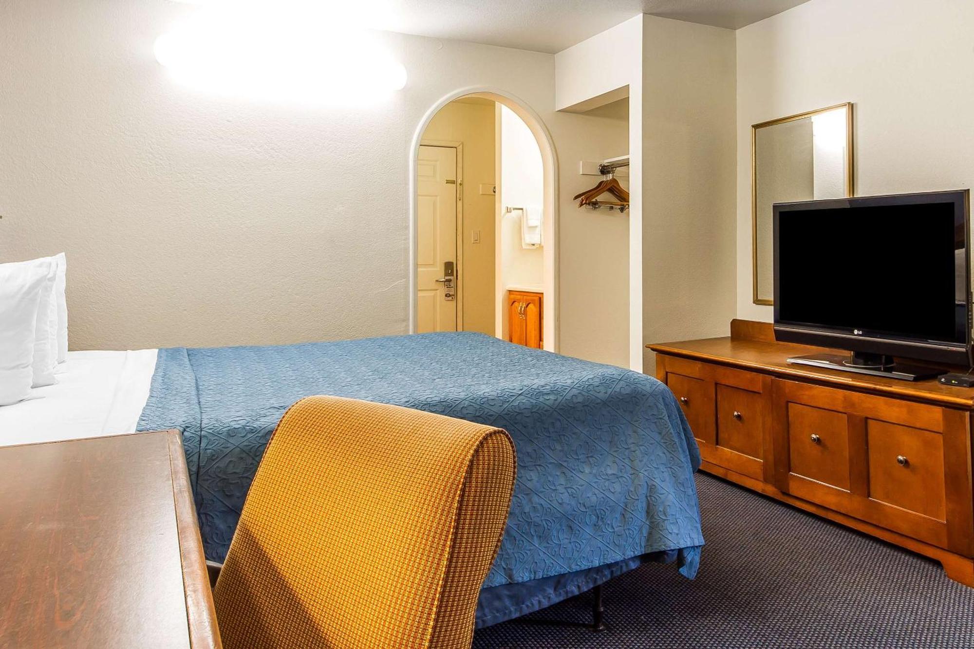 Rodeway Inn Auburn Bagian luar foto