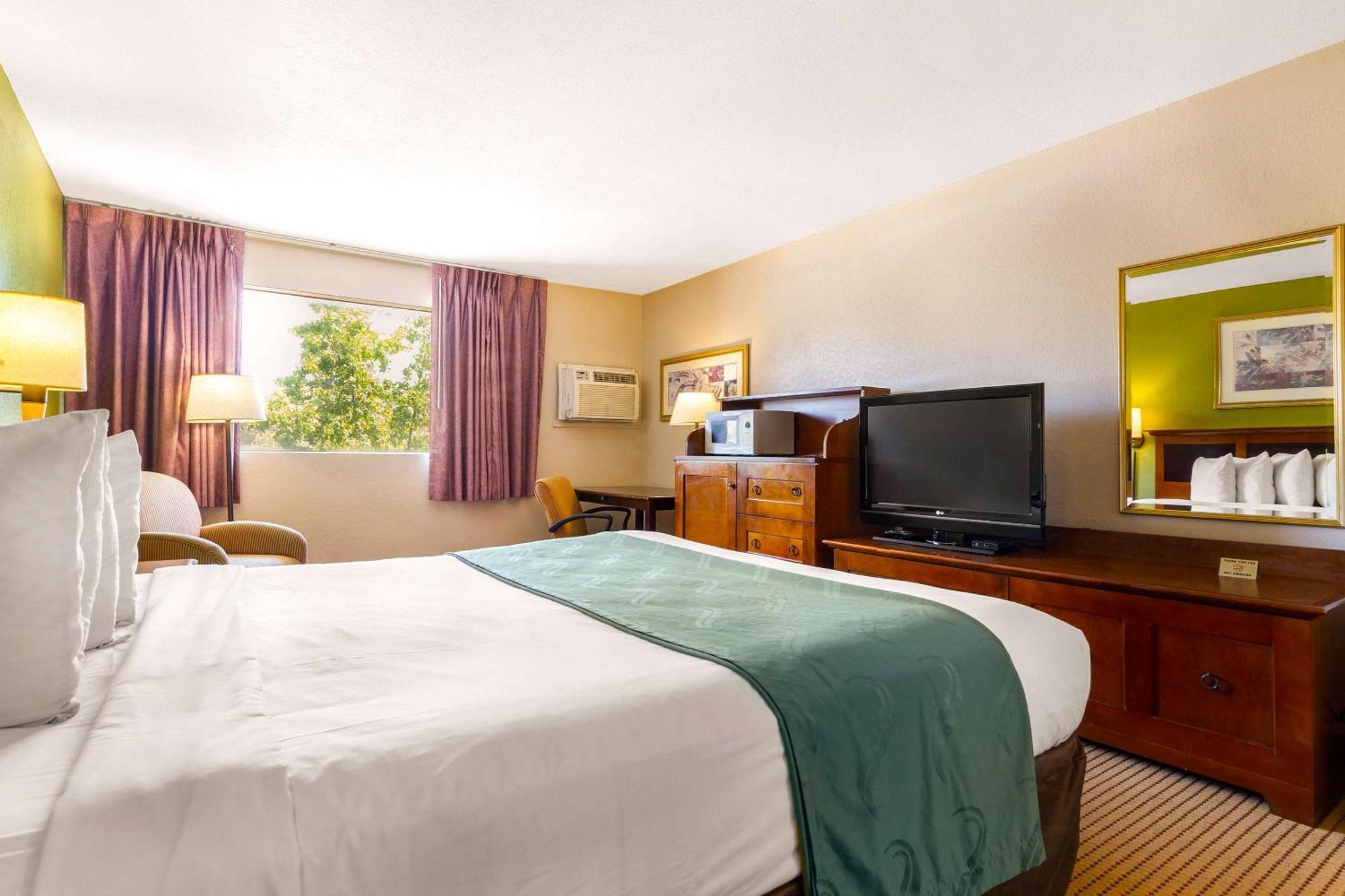 Rodeway Inn Auburn Bagian luar foto