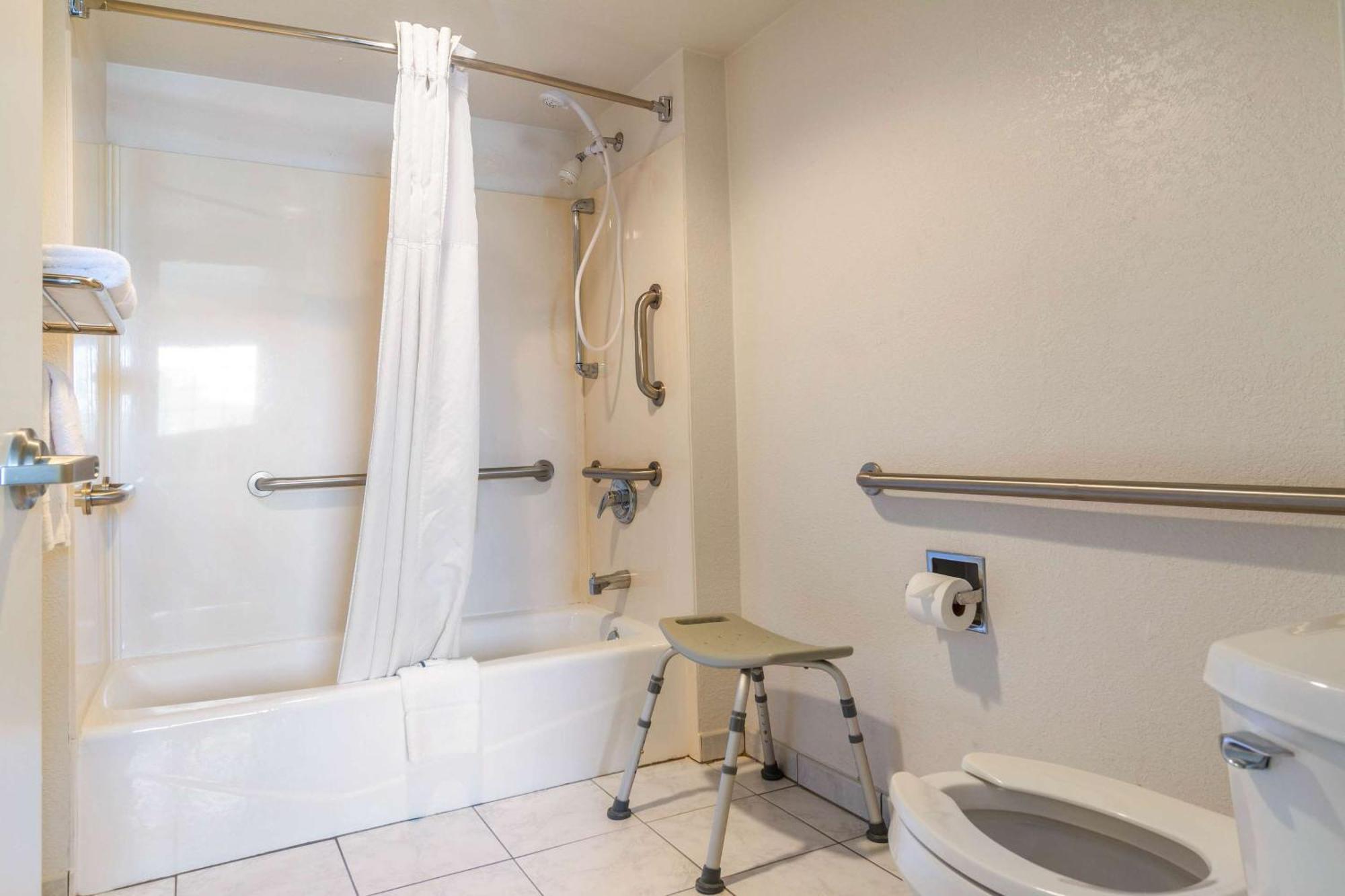 Rodeway Inn Auburn Bagian luar foto