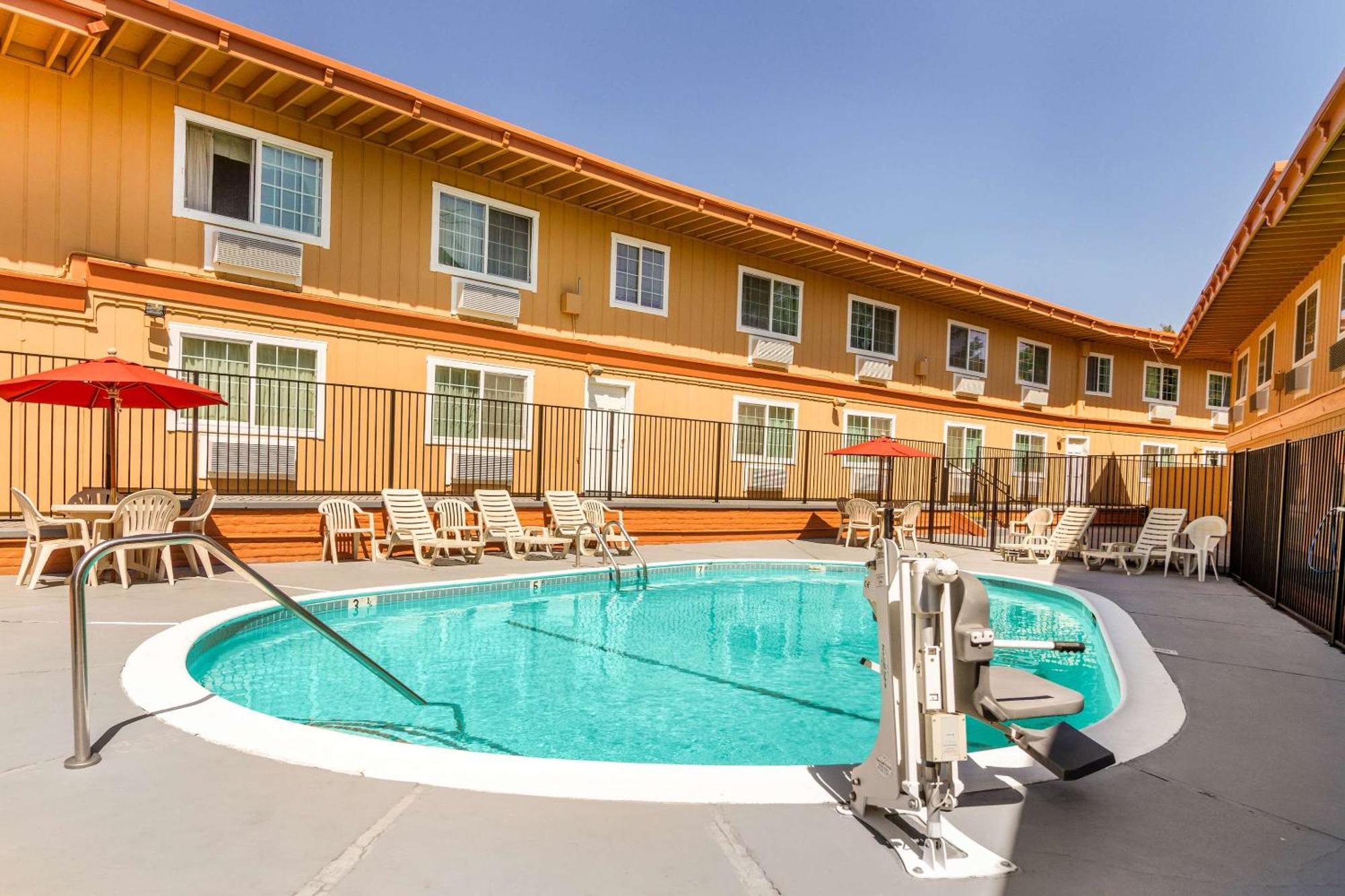 Rodeway Inn Auburn Bagian luar foto
