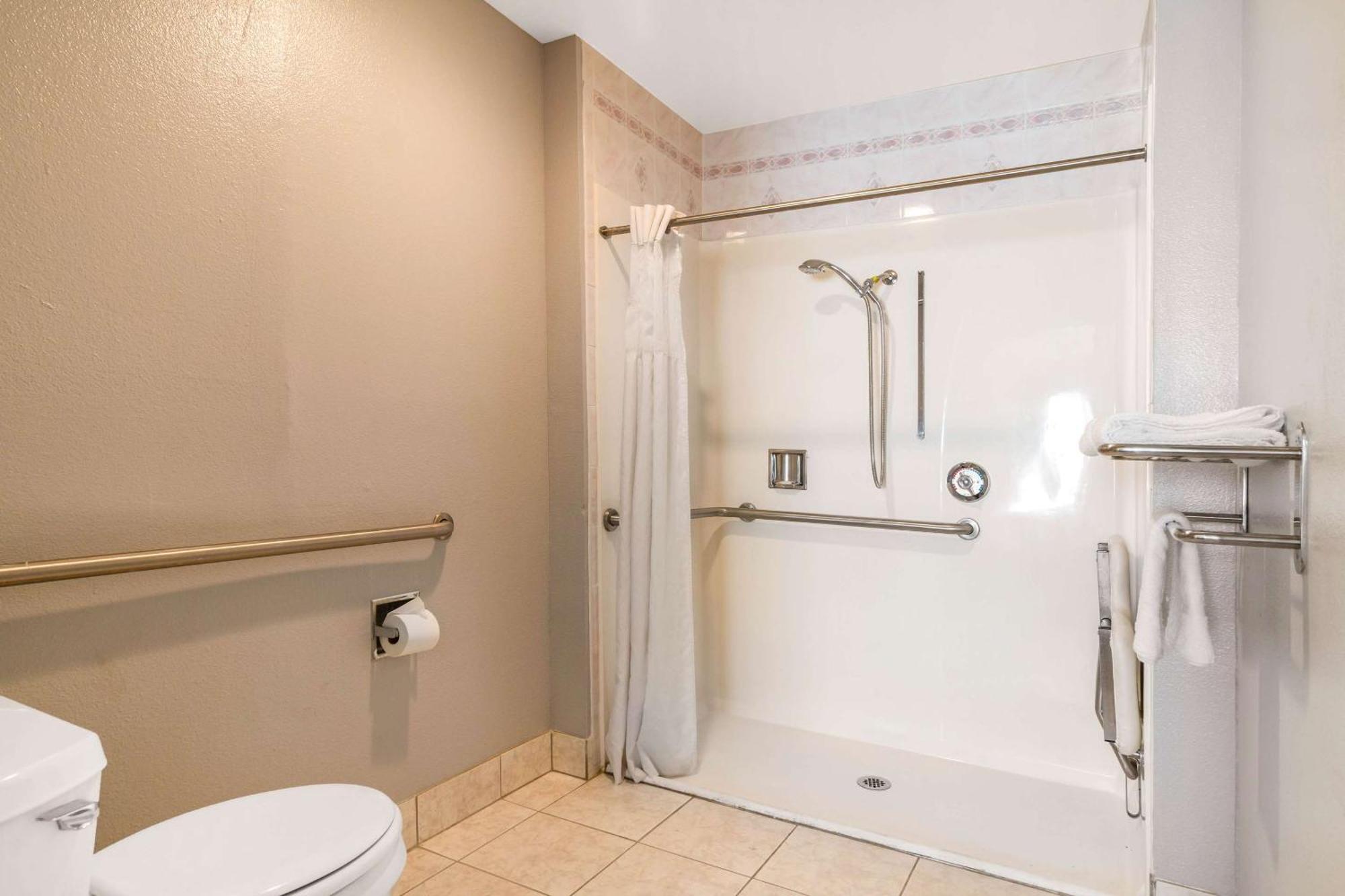 Rodeway Inn Auburn Bagian luar foto